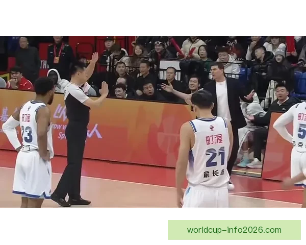 魔术主帅因不满裁判判罚连续吃两技犯被驱逐愤怒发声